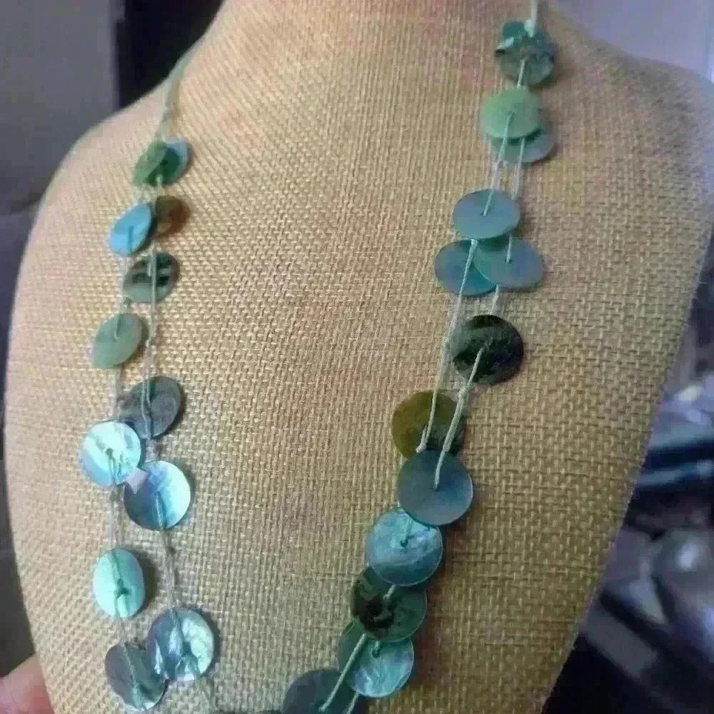 Shell necklaces - Picture 3 of 3